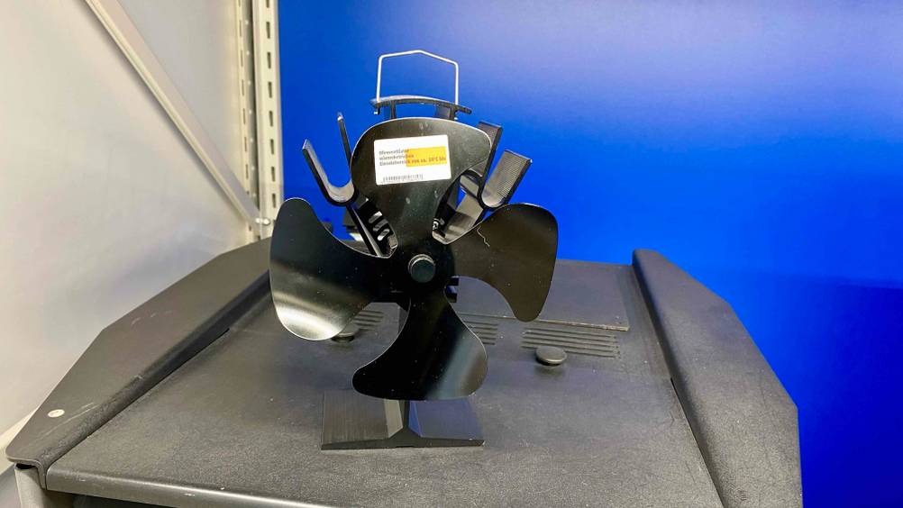 Ofenventilator-Test: Ein Ventilator von vorne vor einer blauen Wand.