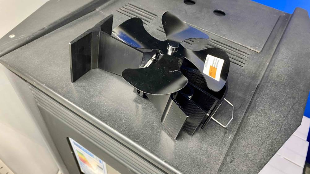 Ofenventilator getestet: Ein Gerät auf einem Ofen liegend.