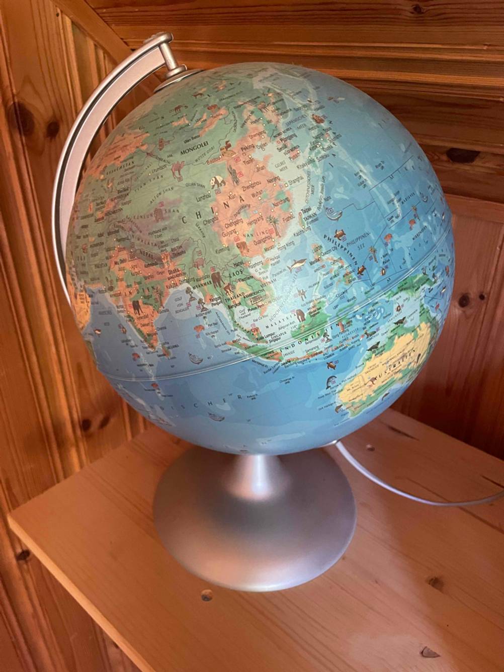 Getestet: Auf einer Holzfläche steht ein Globus.
