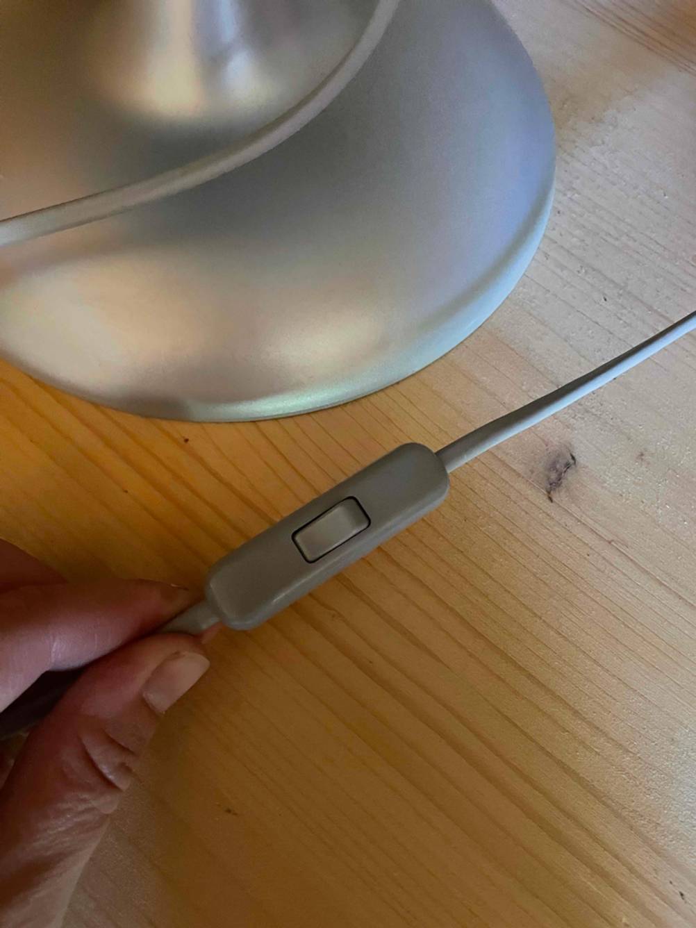 Globus getestet: Nahaufnahme des An-Aus-Schalters von einer Hand gehalten.