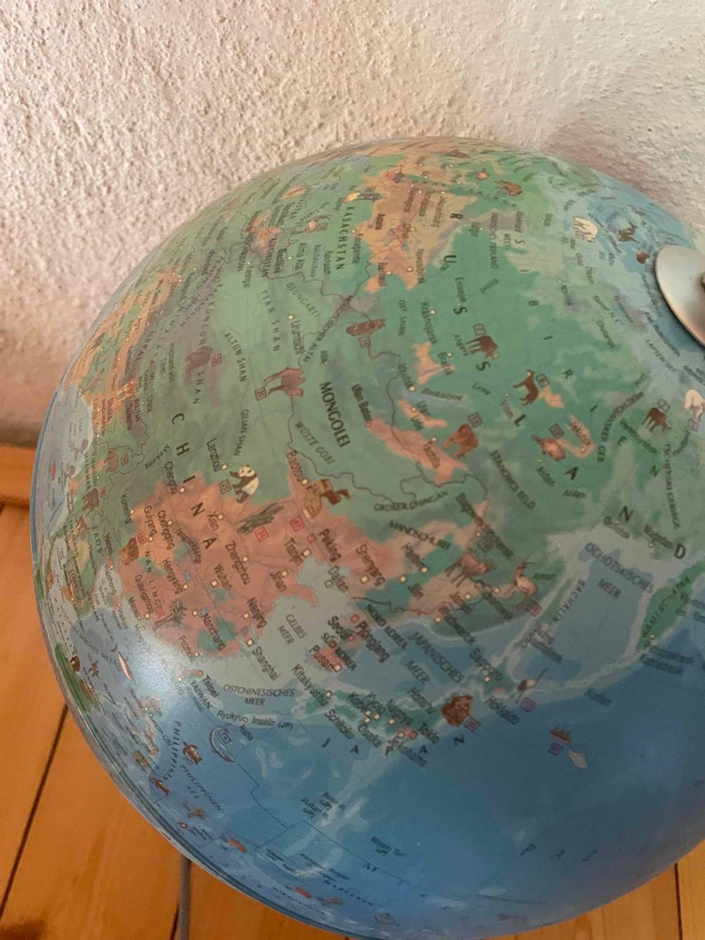 Nahaufnahme eines getesteten Globuses mit der Darstellung von Mongolei und China.