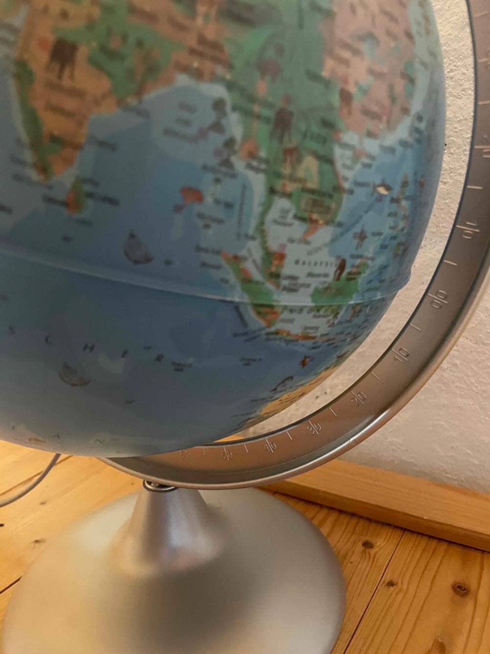 Nahaufnahme der Halterung eines getesteten Globus.