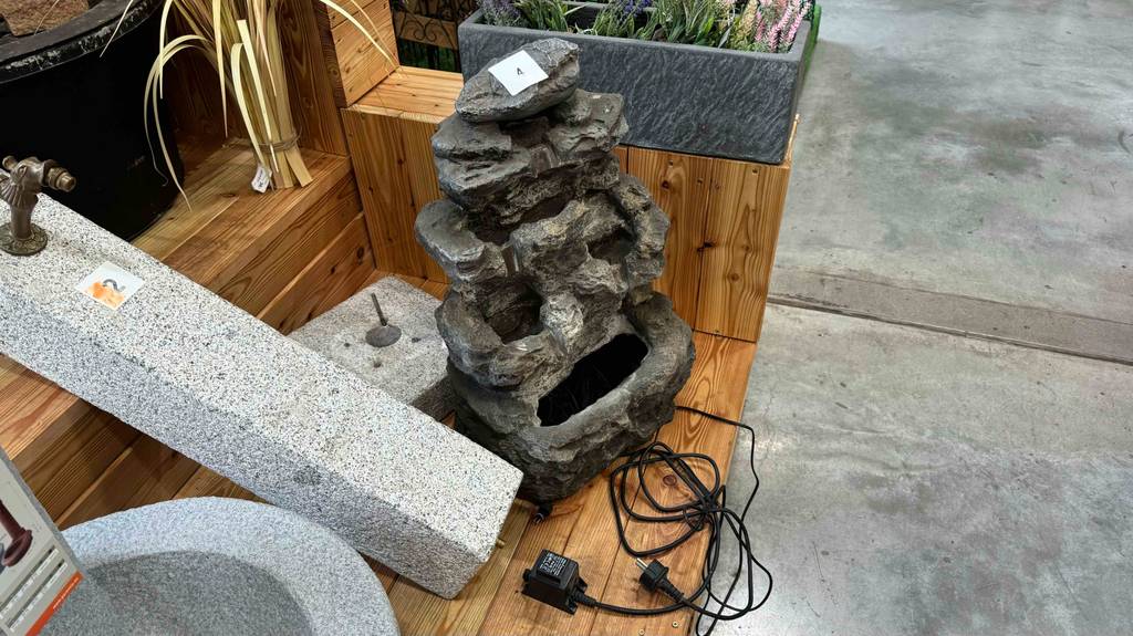 Zimmerbrunnen-Test: ein mehrstöckiges Modell im Felsenstein-Design steht in einem Ausstellungsbereich.
