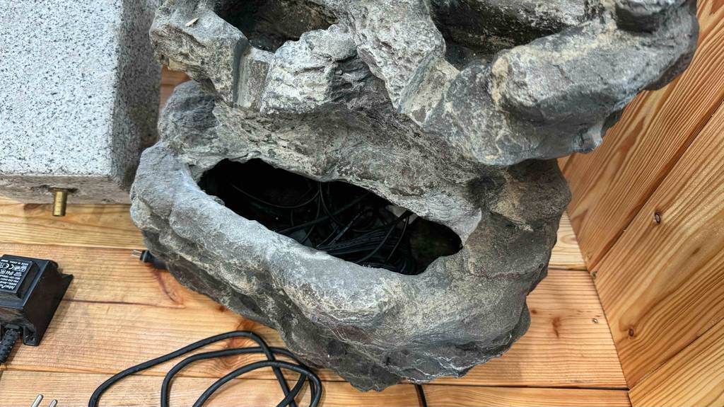 Zimmerbrunnen im Test: Nahaufnahme eines mehrstöckigen, elektrisch betriebenen Modells im Felsenstein-Design.