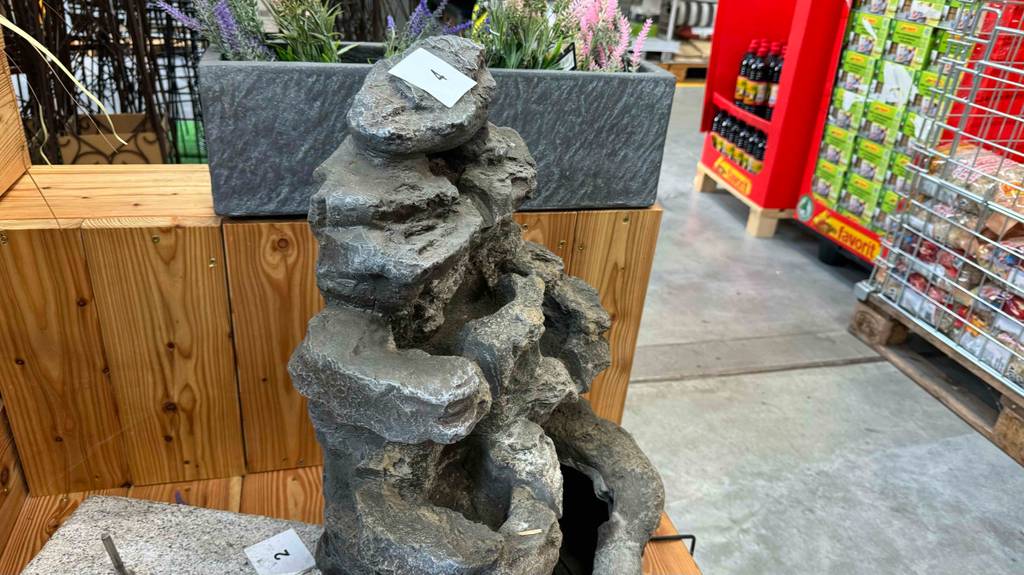 Getestet: ein Zimmerbrunnen im Felsenstein-Design, mit Fokus auf die Materialbeschaffenheit, in einem Baumarkt.