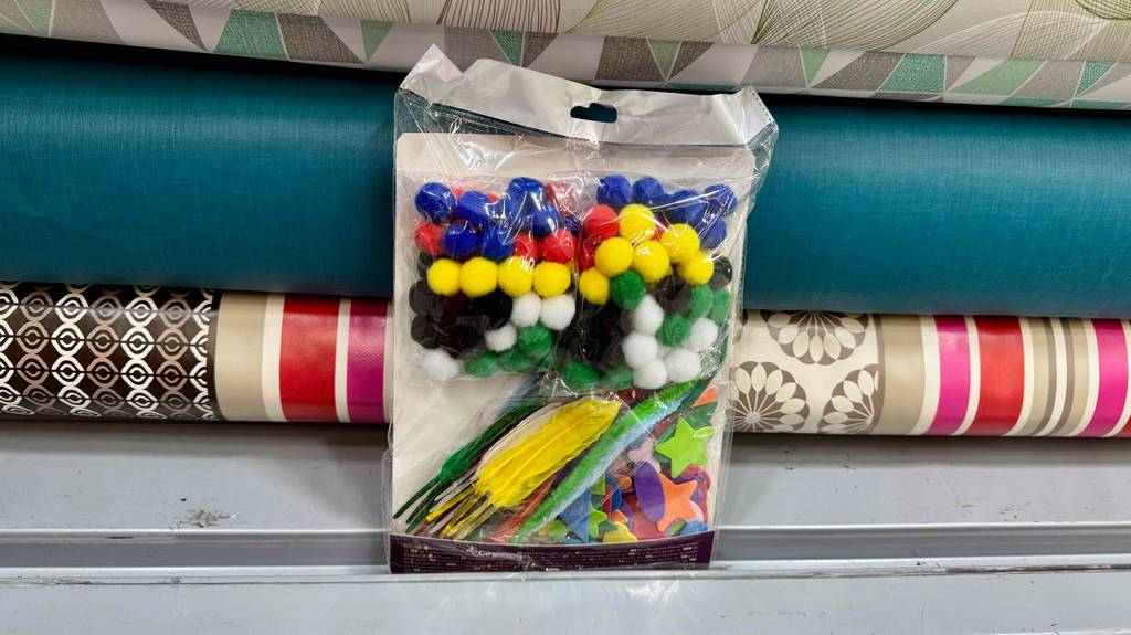 Das Bastelset im Test lehnt innerhalb der Verpackung an bunten Wachsdecken.