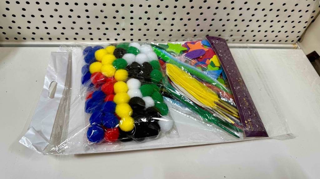 Das getestete Bastelset liegt innerhalb der Verpackung auf einem Regal.