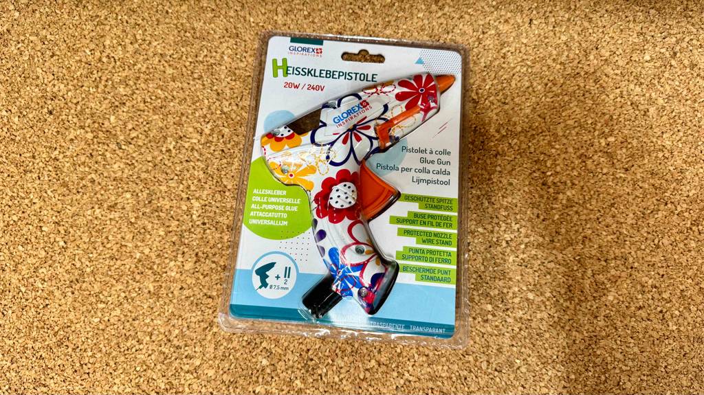 Getestet: Die 7-mm-Heißklebepistole liegt in der Verpackung auf einem Korkset.