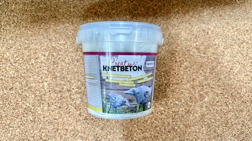 Auf dem Plastikeimer mit getestetem Knetbeton stehen viele Informationen.