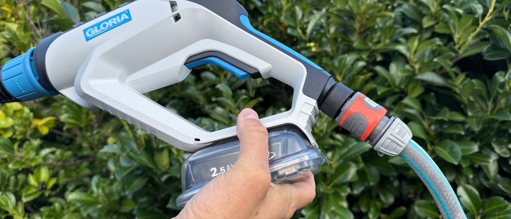 Akku wird in den Gloria MultiJet geschoben.