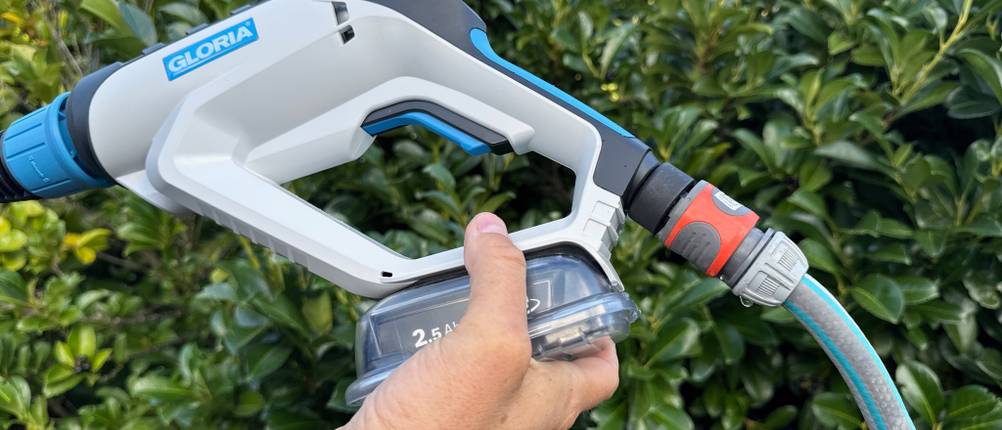 Akku wird in den Gloria MultiJet geschoben.