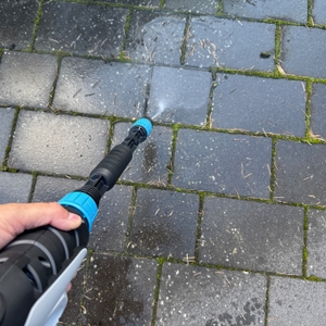 Hand greift den Gloria MultiJet.