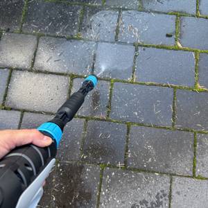 Hand greift den Gloria MultiJet.