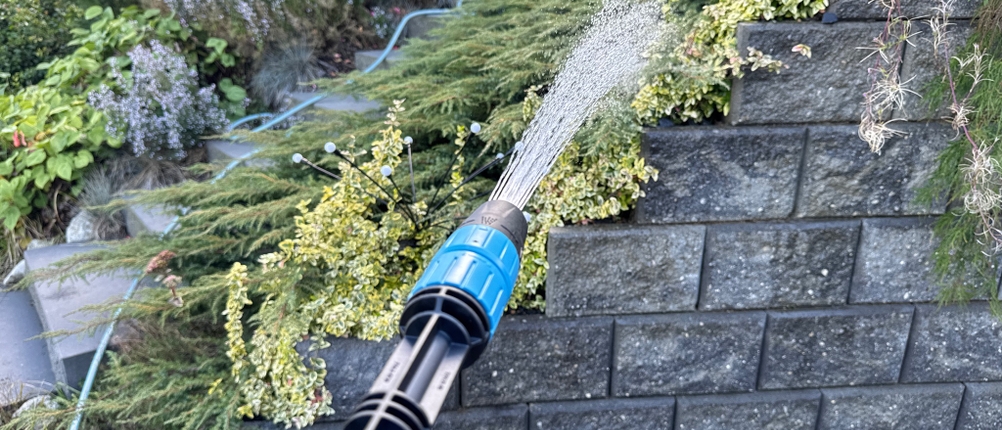 Ein Regenwasserstrahl aus dem Gloria MultiJet. 