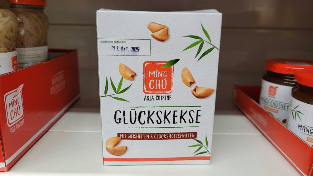 Eine Packung der Glückskekse im Test in einem Verkaufsregal.