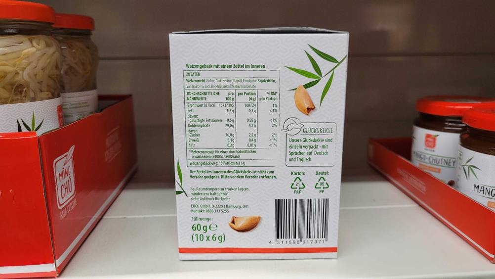 Rückseite der Verpackung der getesteten Glückskekse in einem Verkaufsregal.