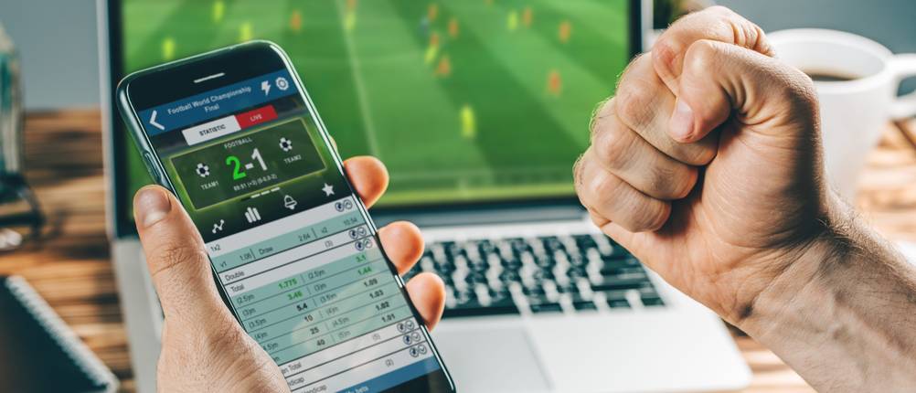 mann wettet auf fußballspiel