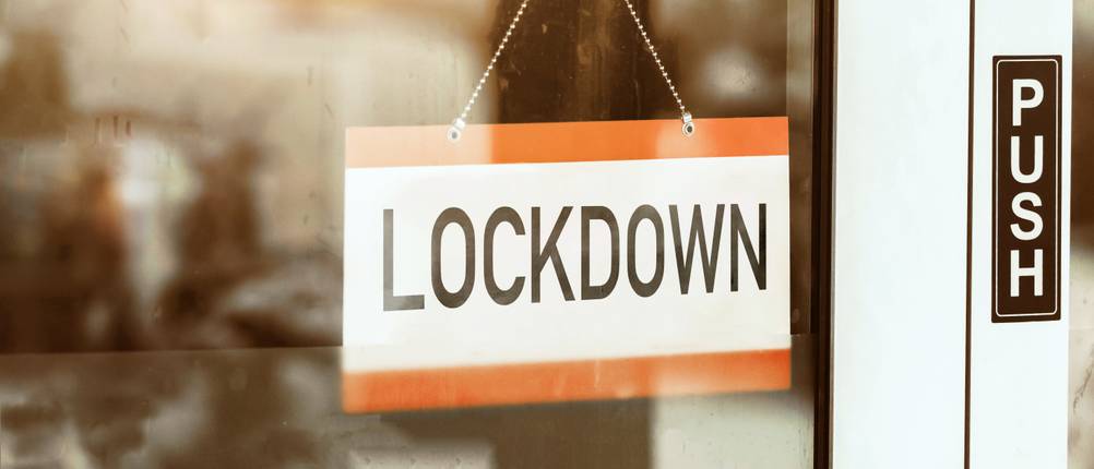 geschlossene eingangstür mit lockdown-schild
