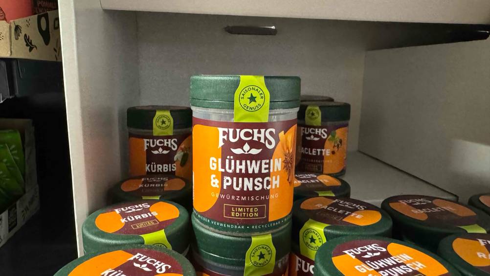 Mehrere Dosen des getesteten Glühweingewürzes in einem Regal.