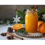 Glühweingewürz-Test: Ein Glas mit Orangenmarmelade steht auf einem weihnachtlich dekorierten Tisch. 