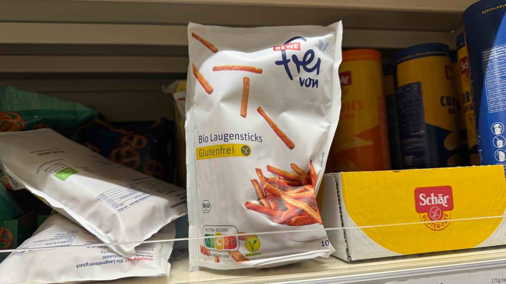 Getestet: Eine Packung glutenfreie Snacks in einem Verkaufsregal.