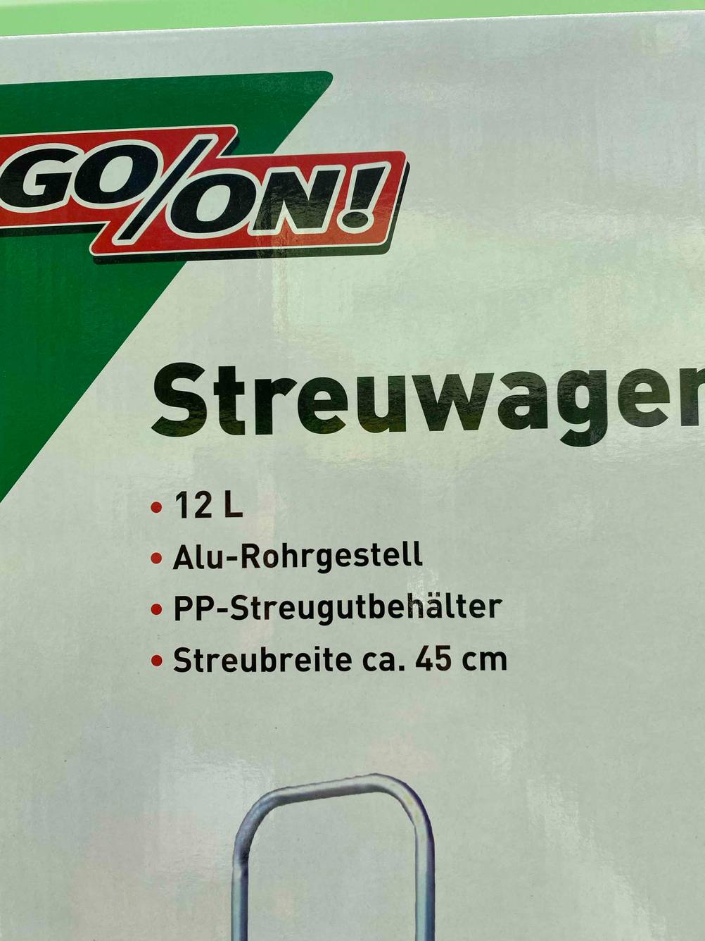 Im Test: Nahaufnahme des Logos und der Beschreibung eines Streuwagens auf der Originalverpackung.