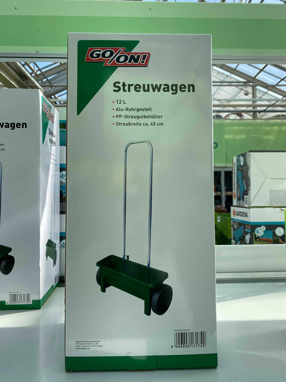 Ein originalverpackter Streuwagen auf einer hellen Fläche in einer Verkaufsfläche im Test.