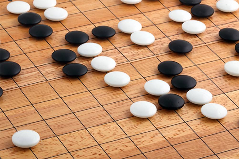 Go-Spiel im Test: Ein faltbares Spielbrett mit Steinen darauf.