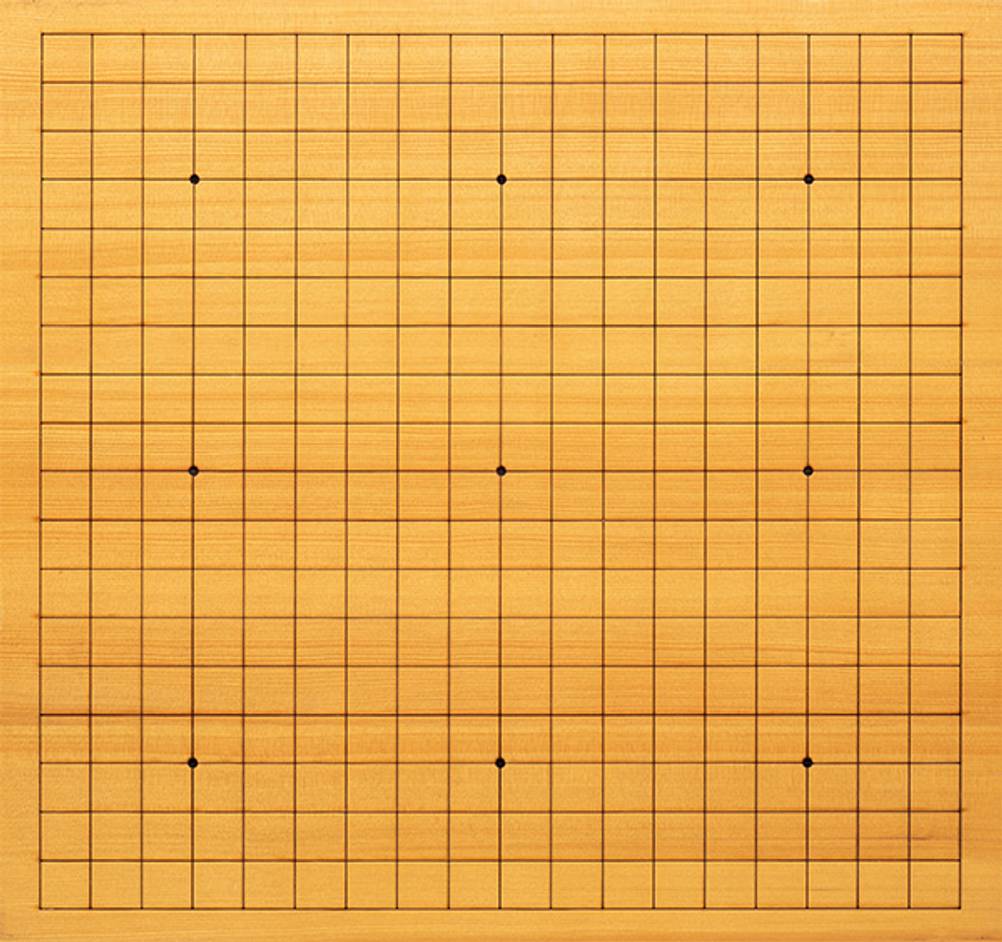Go-Spiel im Test: Ein Go-Spielbrett aus Holz auf dem man die Spielbereiche gut erkennen kann.