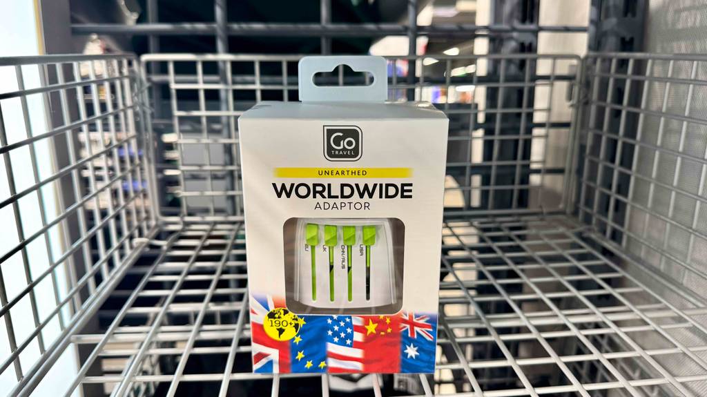 Der getestete Reiseadapter weltweit einsetzbar befindet sich in der Verpackung auf einem Verkaufsregal.