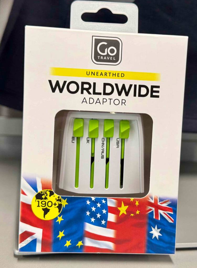 Nahaufnahme der Verpackung inklusive des getesteten Reiseadapters für weltweiten Einsatz.