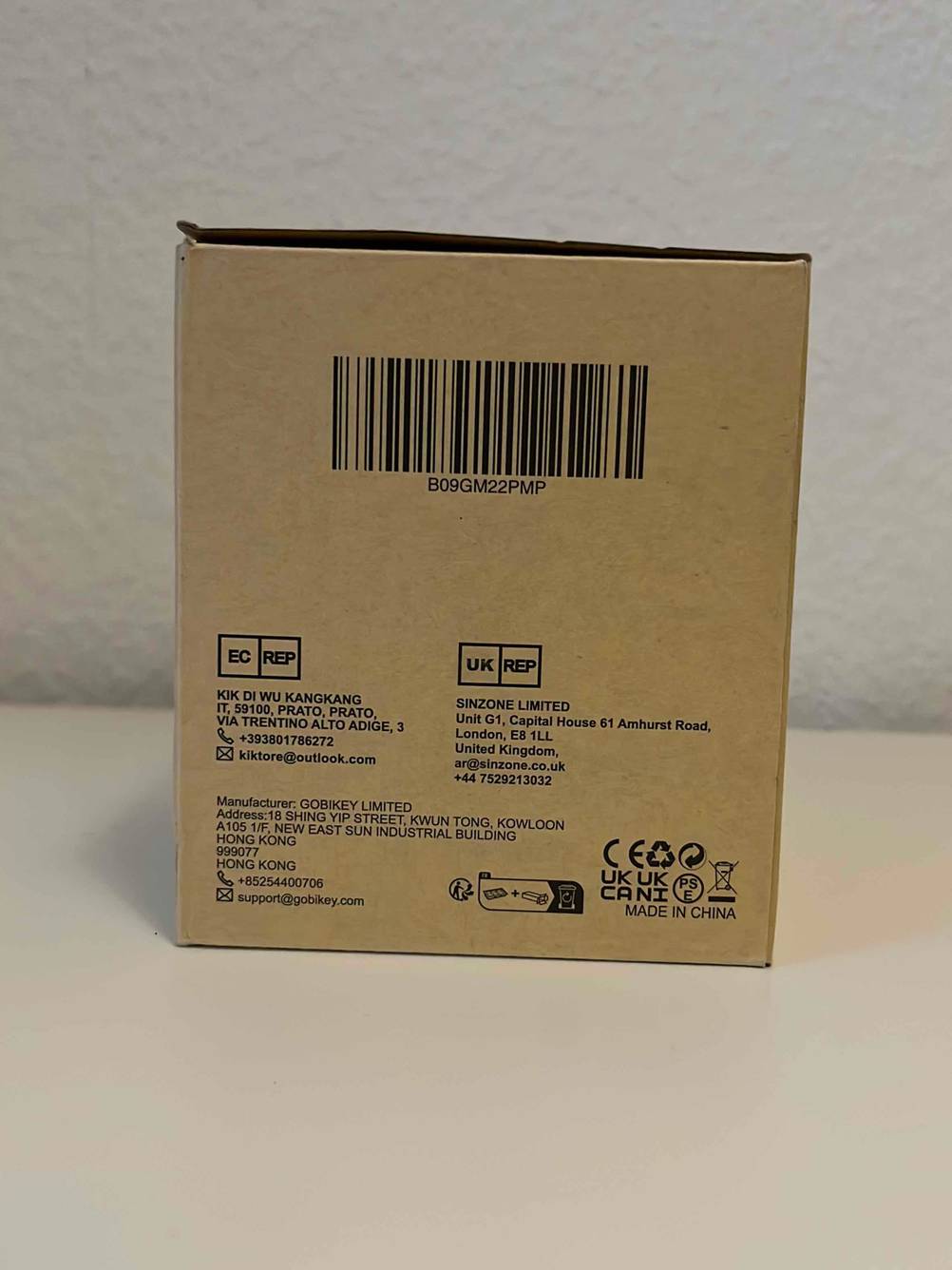 Discokugel für Kinder-Test: Die Originalverpackung von der Seite vor einer hellen Wand.