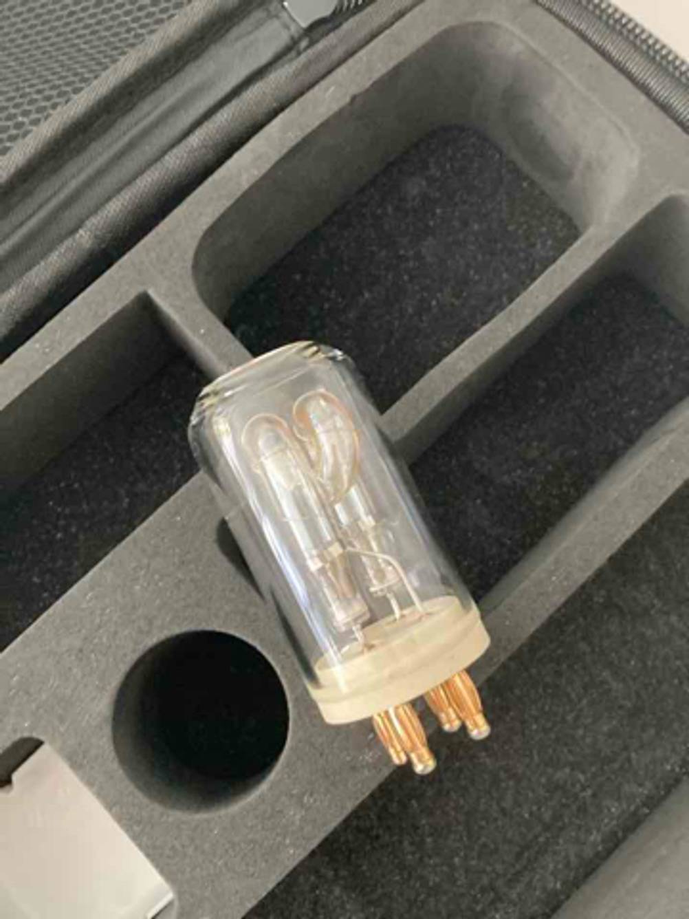 Godox-Blitz-Test: Ansicht von oben auf die Blitz-Lampe, die auf der mit schwarzem Schaumstoff ausgekleideten Aufbewahrungstasche liegt.