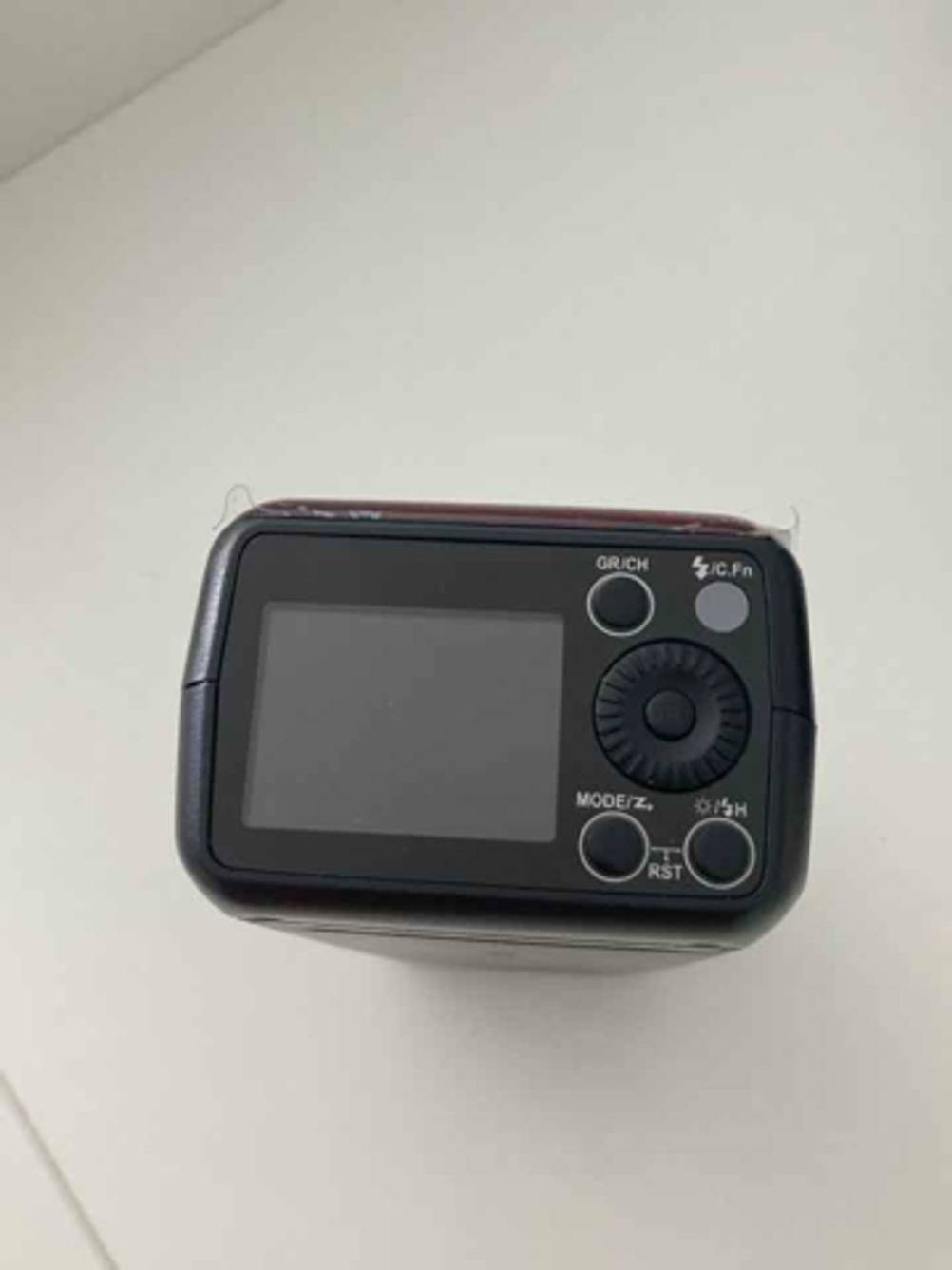 Ansicht von oben auf das LCD-Display des Godox-Blitzes im Test.