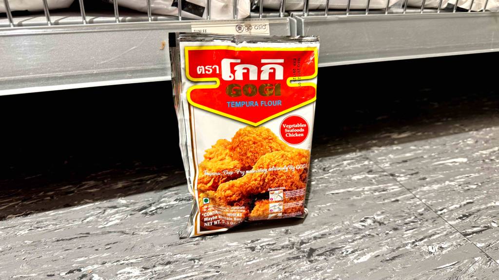 Tempura-Mehl-Test: eine Packung steht auf einem hellen Boden vor einem Regal.