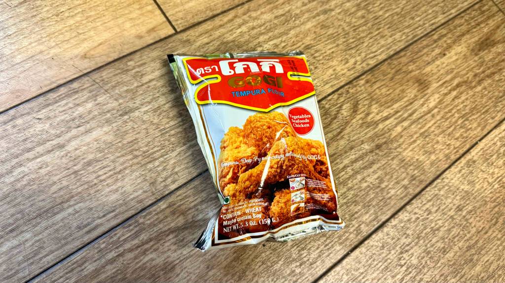 Blick von oben auf eine am Boden liegende Packung getestetes Tempura-Mehl.