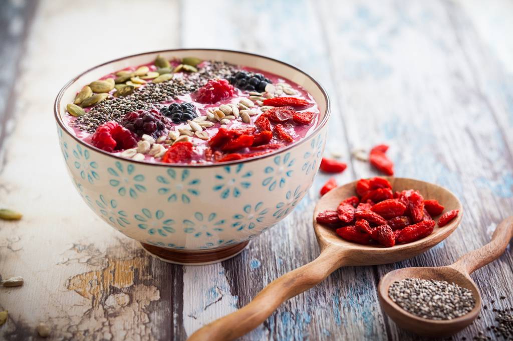 Goji-Beeren-Test: Eine Smoothie-Bowl ist mit verschiedenem Superfood wie Goji-Beeren, Chiasamen und Pistazien garniert. 