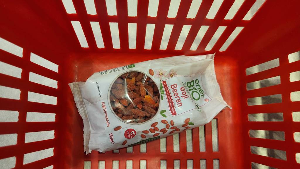 Eine Packung getesteter Goji-Beeren im Einkaufskorb. 