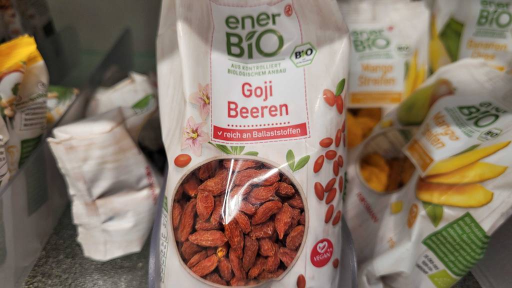 Eine Packung getesteter Goji-Beeren liegt im Regel. 