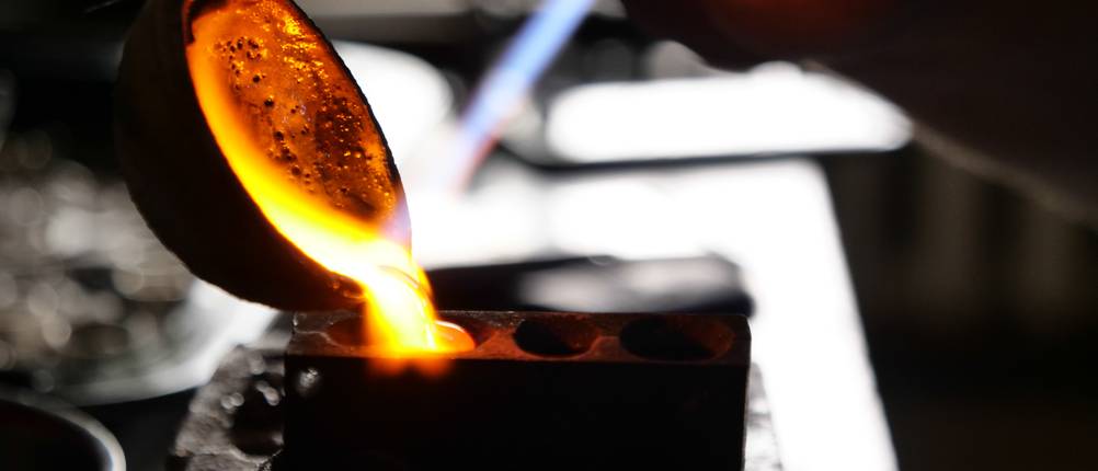 Geschmolzenes Gold wird in eine Form gegossen.