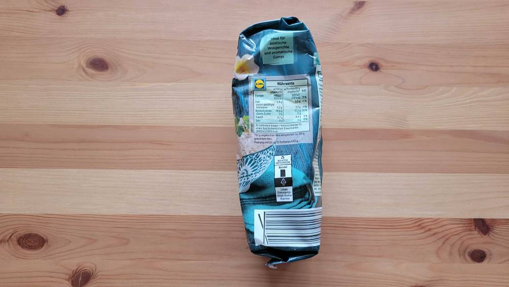 Im Test: Eine Packung Jasmin Reis liegt auf der Seite auf einer Holzfläche.