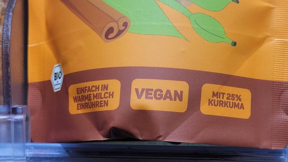 Goldene-Milch-Pulver im Test: Nahaufnahme der Informationen auf der Vorderseite der Verpackung.