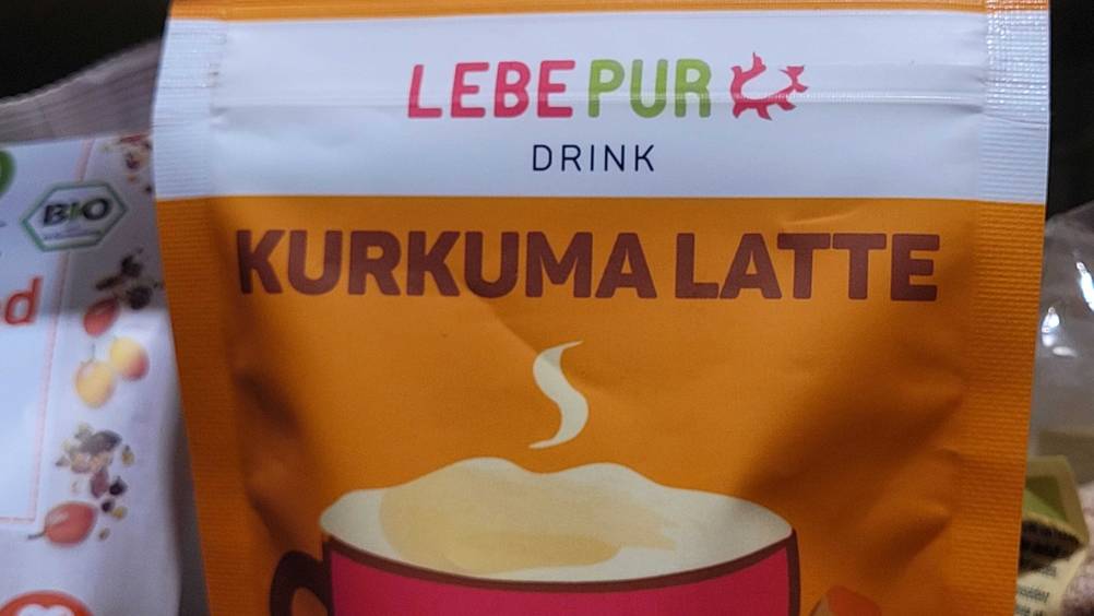Goldene-Milch-Pulver getestet: Nahaufnahme der Vorderseite der Verpackung mit Logo und Artikelbezeichnung.