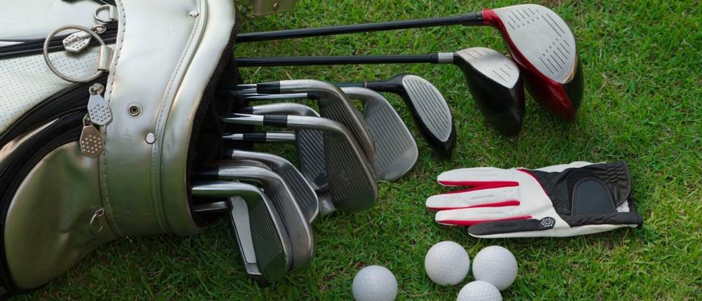 Golfschlägerset mit Bällen und Handschuhen