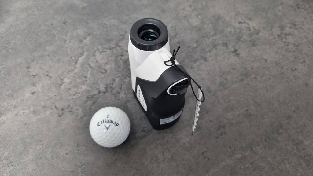 TecTecTec Entfernungsmesser mit Golfbal auf grauem Hintergrund