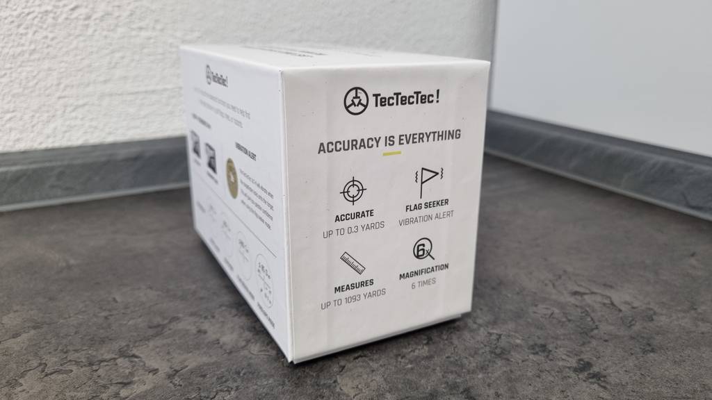 Golfentfernungsmesser TecTecTec ULT-X auf Boden in Verpackung. 