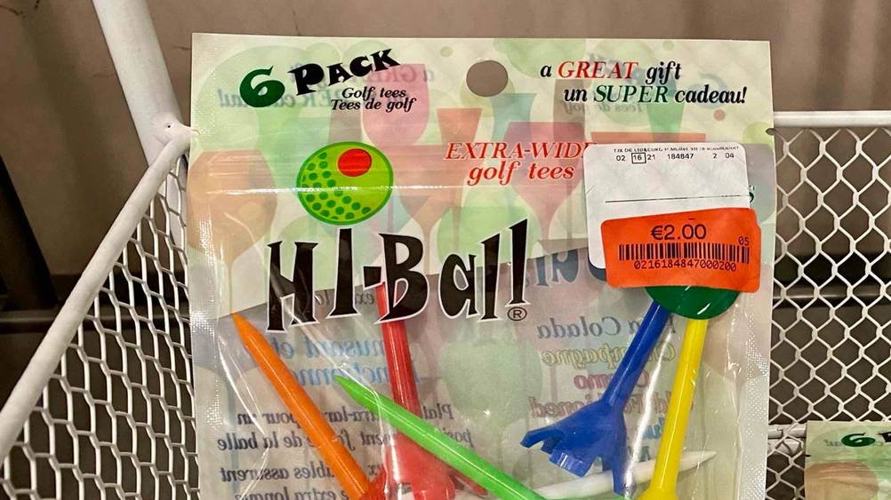 Nahaufnahme der Verpackung der getesteten Golf-Tees mit Logo und Preischild.