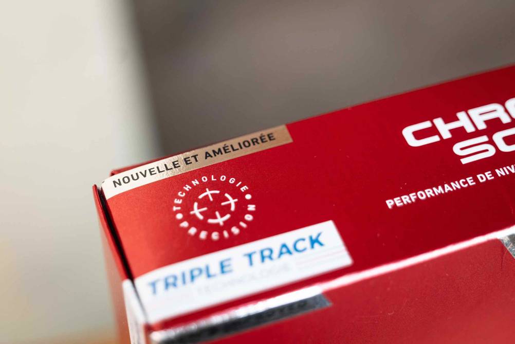 Im Test: Nahaufnahme des Aufdrucks auf einer Packung Golfbälle.