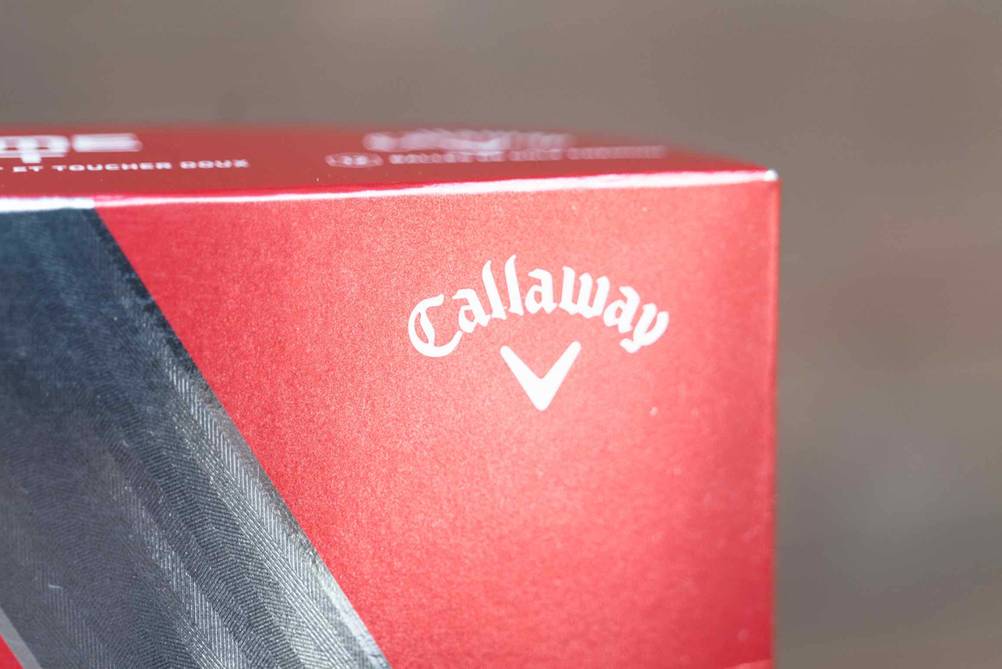 Golfball getestet: Nahaufnahme des Logos am Rand einer Originalverpackung.