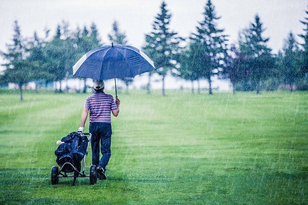 Golfer im Regen - Entfernungsmesser sollte das aushalten